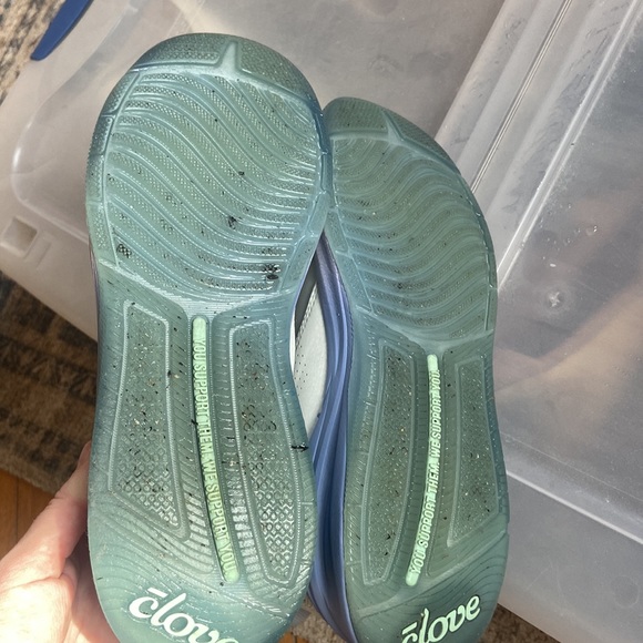 EUC Clove Nursing skeakers - Picture 7 of 9